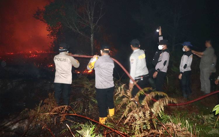 Kapolres Kotim Tangani Langsung Pemadaman Karhutla di Desa Camba pada Malam Hari