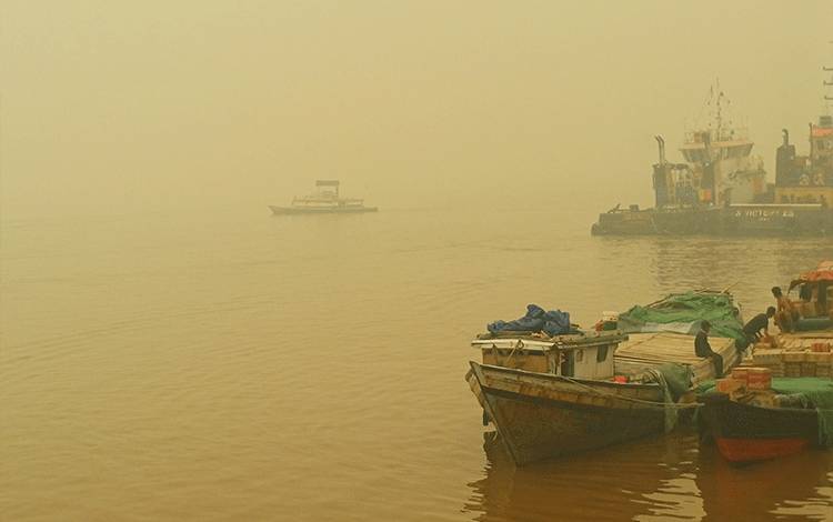Kabut Asap Ganggu Jarak Pandang di Sungai Mentaya, Motoris Kelotok Diimbau Waspada