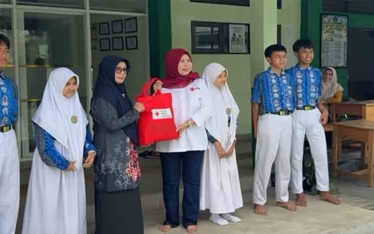 Anggota Komisi II DPRD Kalteng Bagikan Masker di Lingkungan MTSN 1 Kapuas