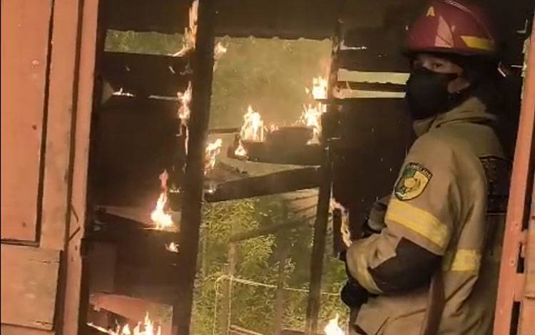 Sebuah Gudang Diduga Sengaja Dibakar di Palangka Raya
