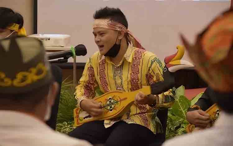 Juara 3 Jurnalistik FLS3N, Nanda Widya Putri Angkat Karungut dan Kecapi Dayak