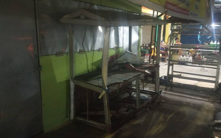 Pemotor Berseragam Sekolah Tabrak Etalase Warung di Kuala Kapuas, Korban Dibawa ke RSUD