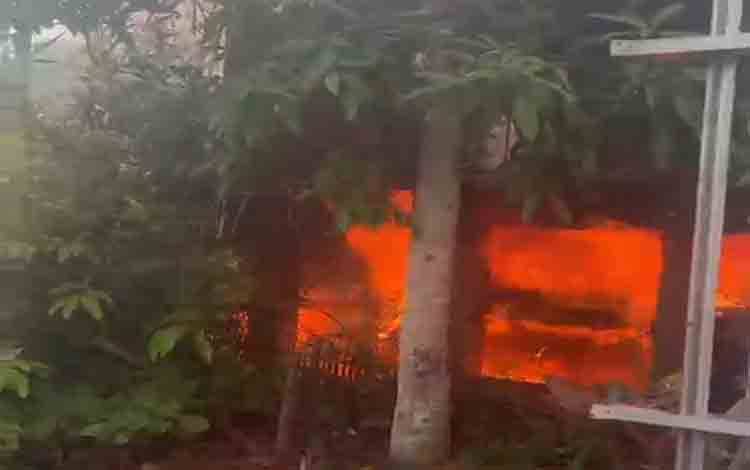 Kebakaran di Belakang MTsN 1 Kapuas, Warga Bergerak Cepat Padamkan Api