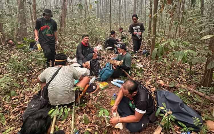 Relawan Kewalahan Padamkan Karhutla TNTP, Harap Waterbombing Segera Dikerahkan