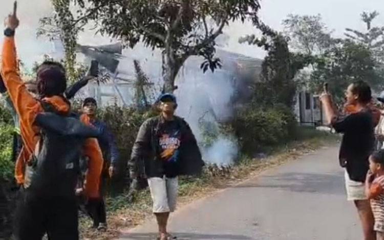 Kebakaran di Kayu Bawang Gambut, Api Merembet ke Bangunan Sekitar