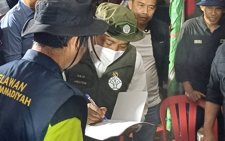 Menhut Raja Juli Siapkan Penebalan Pasukan Darat untuk Tangani Karhutla di Kalteng