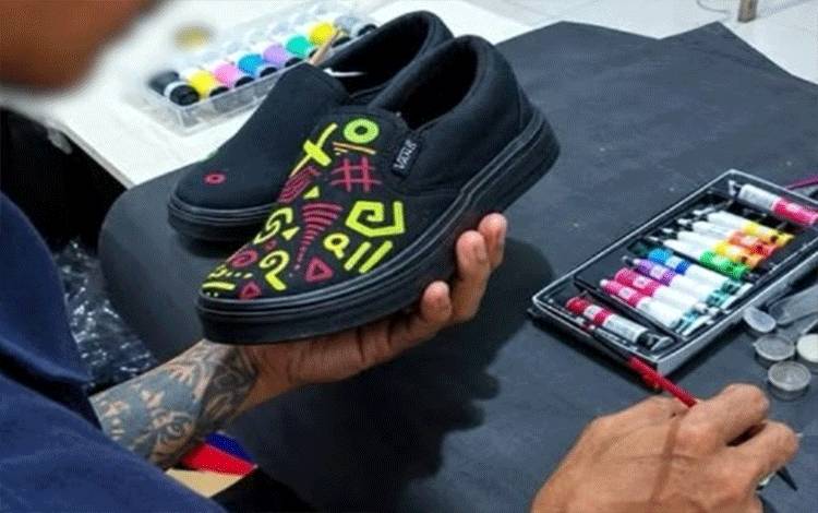 Sepatu Polos Jadi Kanvas, Warga Binaan Rutan Kapuas Asah Keterampilan Bernilai Jual
