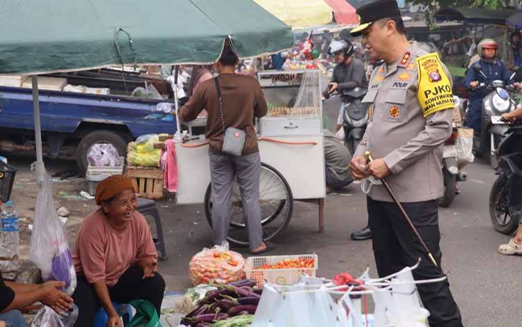 Kapolda Kalteng Turun Atur Lalu Lintas di Titik Keramaian Palangka Raya