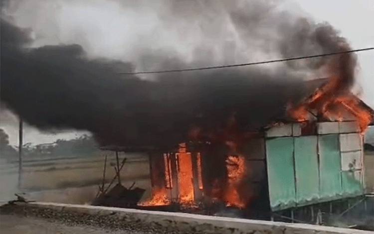 Sebuah Rumah Terbakar di Jejangkit Batola, Arang Api Terbang Bakar Lahan Seberang Jalan