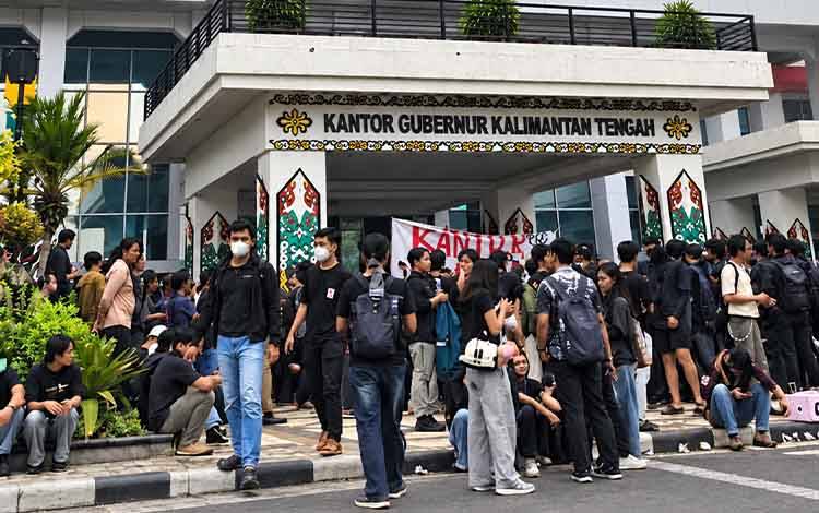 Aliansi Masyarakat Kalteng Gelar Aksi di Kantor Gubernur Desak Karhutla Ditetapkan sebagai Bencana Nasional