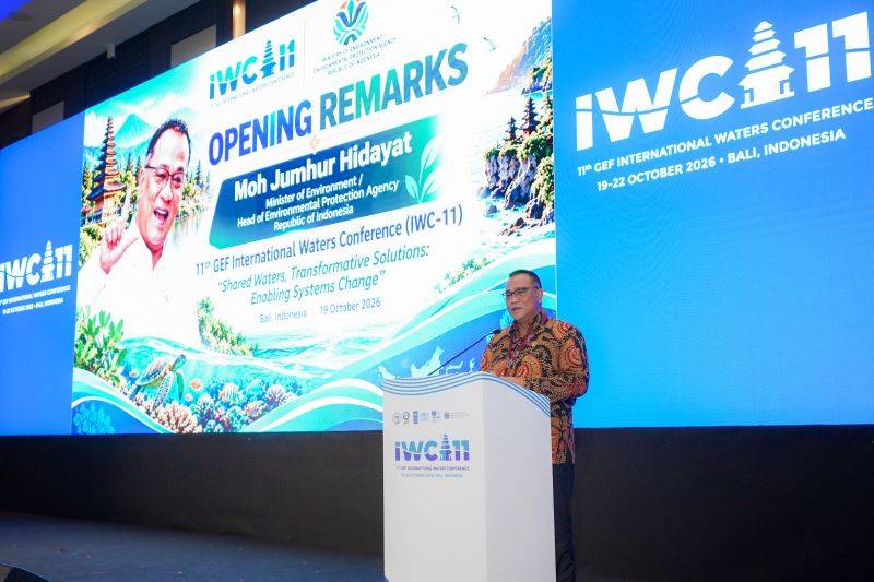 Menteri Lingkungan Hidup Indonesia Mohammad Jumhur Hidayat menyampaikan pidato pada pembukaan Konferensi Dua Tahunan Perairan Internasional ke-11 Global Environment Facility (IWC11) di Bali, Senin (19/10/2026). (ANTARA/HO-UNDP Indonesia)