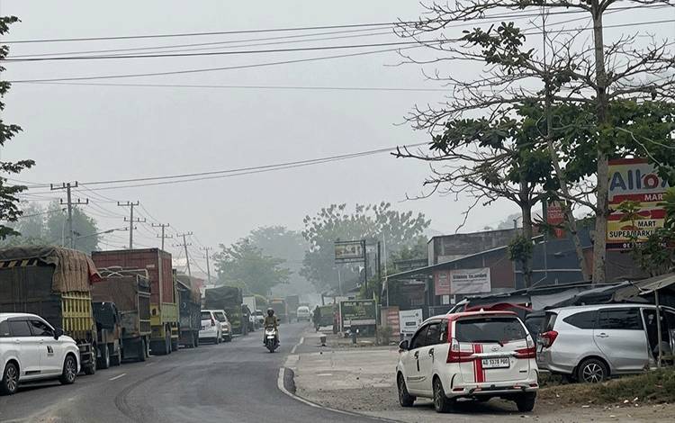 Antrean Kendaraan Mengular di Jalur Trans Kalimantan Kapuas Imbas Penutupan Jembatan Pulau Petak