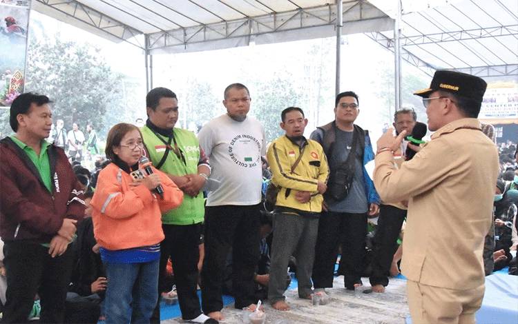 Pengemudi Ojol Tetap Beraktivitas di Tengah Kabut Asap, Pemprov Kalteng Salurkan Masker