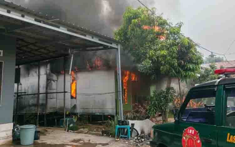 Dua Rumah di Kompleks Griya Anisah Permai Handil Bakti Hangus Terbakar