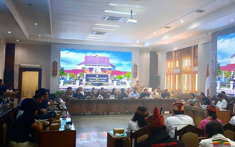 Sejumlah Elemen Audiensi ke DPRD Kalteng Desak Karhutla Ditetapkan Bencana Nasional