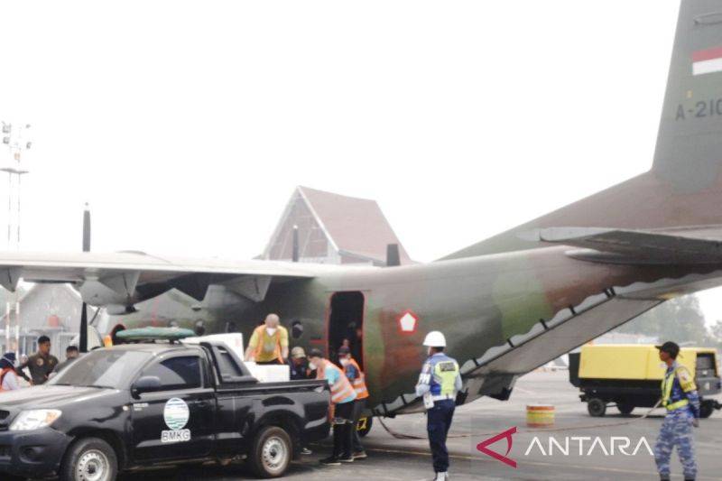 Pesawat TNI AU Jalankan OMC di Kalteng, Dry Ice dan NaCl Disebar dari Udara