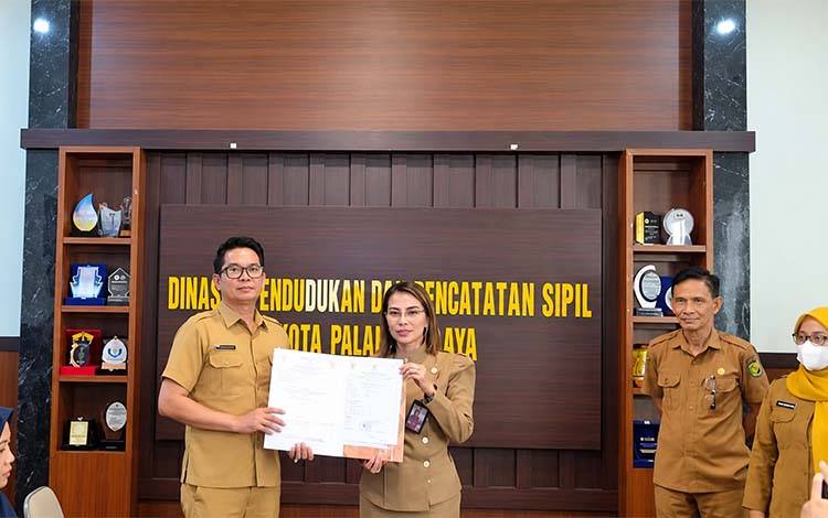 Dukcapil Palangka Raya Jalin Kerja Sama dengan IBI Berikan Layanan 3 In 1