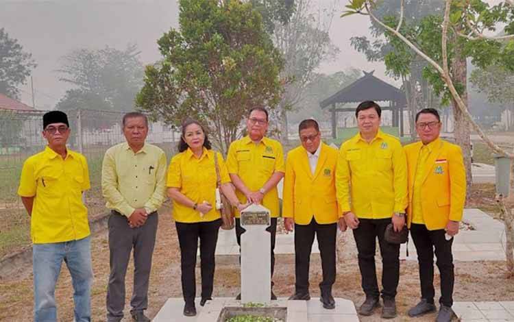 Ketua DPRD Palangka Raya Hadiri HUT ke-62 Golkar Ziarah ke TMP Sanaman Lampang