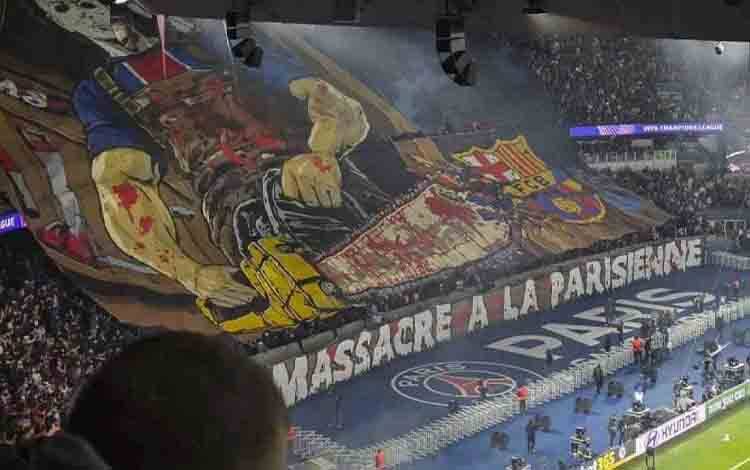 Barcelona Laporkan PSG ke UEFA Gara-Gara Tifo Gergaji Mesin Berlumuran Darah