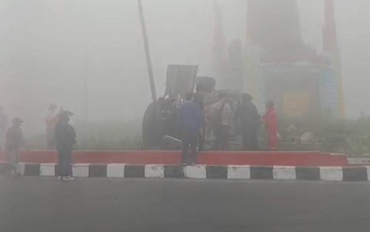Mobil Tabrak Bundaran, Kasatlantas Polres Kotim: Kurangi Kecepatan saat Kabut Asap