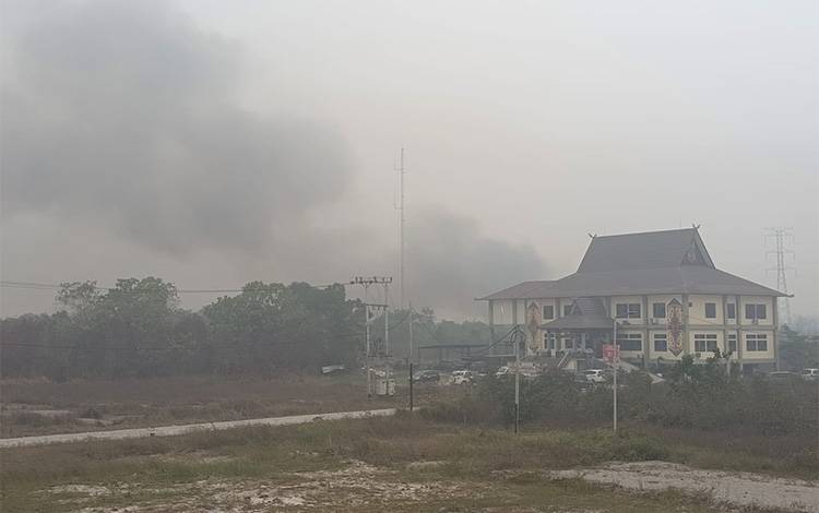 Karhutla Muncul di Belakang Kantor Satpol PP Palangka Raya, Asap Hitam Mengepul