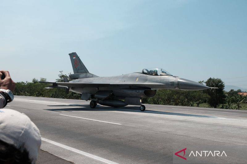 TNI AU Uji Jalan Tol Jadi Landasan Pesawat Tempur F-16 dan Super Tucano