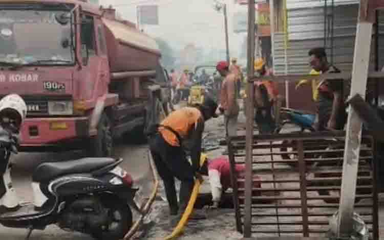 Warga dan Satgas Bina Marga Bersihkan Drainase Jalan P Antasari Pangkalan Bun