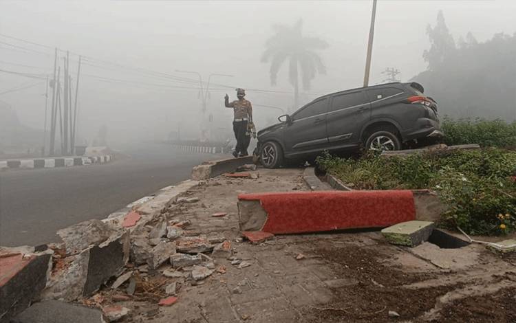 Tabrak Bundaran 0 Kilometer Sampit, Sopir Mini Bus Sepakat Biayai Perbaikan