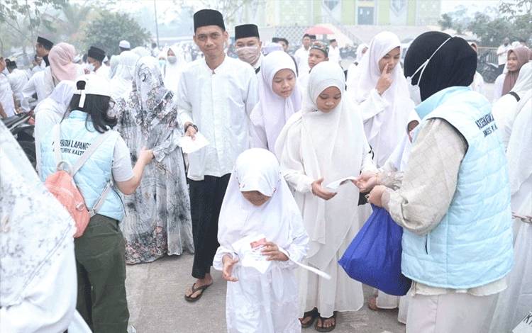 Pemprov Kalteng Salurkan Masker dan Vitamin untuk Masyarakat Terdampak Karhutla