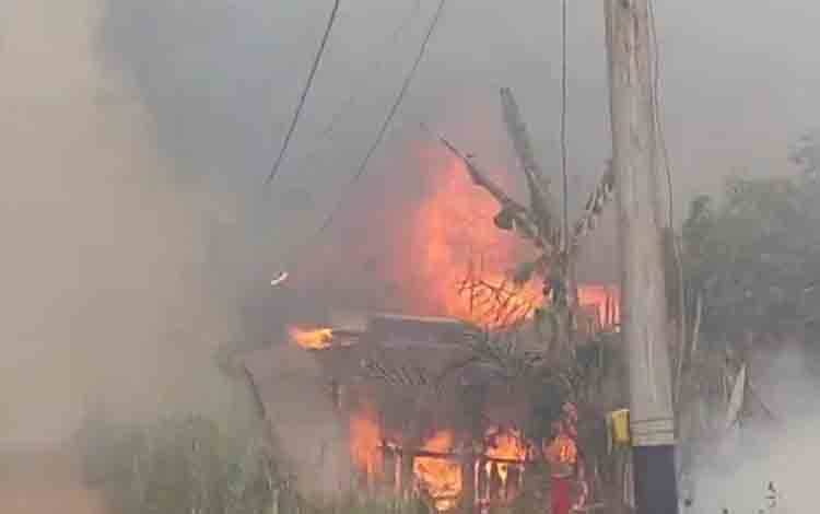 Warung di Jalan Pramuka Sampit Ludes Terbakar Akibat Karhutla
