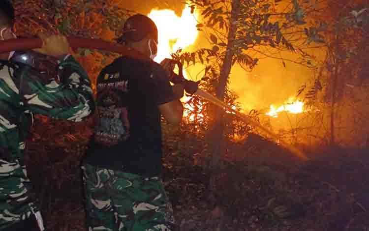 Hingga Malam Hari Tim Damkar Kodam Tambun Bungai Lakukan Pemadaman di Kalampangan