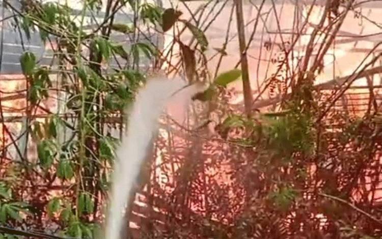 Karhutla di Belakang SMKN 3 Kuala Kapuas Merembet ke Bangunan Warga