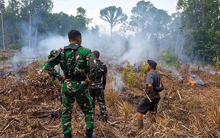 Yonif TP 924 Gencarkan Patroli dan Edukasi Warga Cegah Karhutla