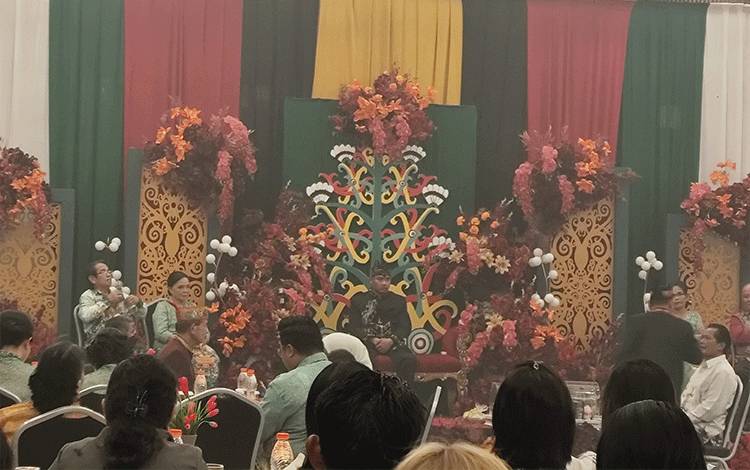 Hidup Normal di Tengah Kabut Asap, Pernikahan Adat Dayak Tetap Berlangsung