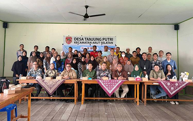 OJK Kalteng Salurkan Bantuan Karhutla untuk Masyarakat Desa Tanjung Putri