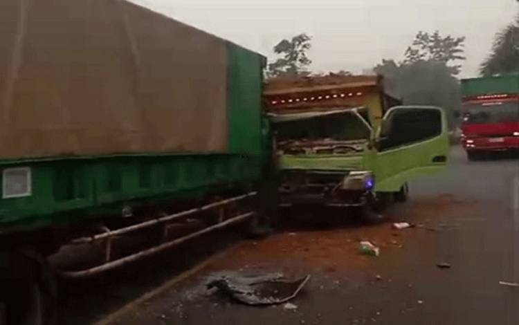 Truk Mogok Dihantam Truk Dump di Trans Kalimantan Km 6 Kapuas Timur