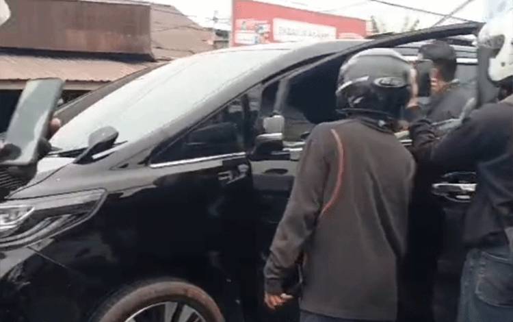 Sopir Ditemukan Kejang dan Mulut Berbusa di Dalam Mobil hingga Kaca Kendaraan Dipecahkan
