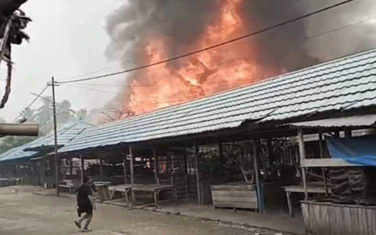 Kebakaran di Kawasan Pasar Muara Uya Tabalong, Sedikitnya 10 Rumah Warga Terbakar