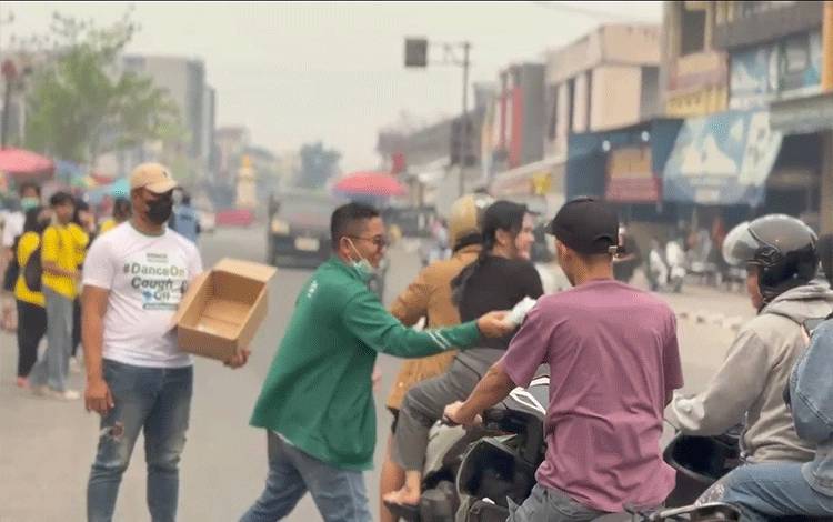 Kalbe Consumer Health dan Kobar Berbagi Bagikan Ribuan Masker dan Vitamin di Pangkalan Bun