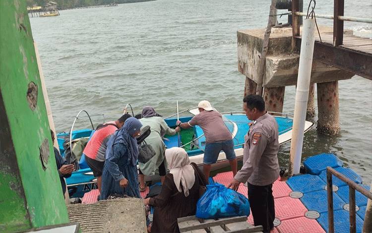 Alami Insiden Akibat Kabut Asap, Kapal Berpenumpang di Muara Langadai Nyaris Tenggelam