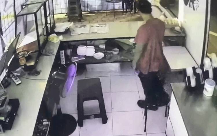 Terekam CCTV Membobol Warung di Kuala Kapuas, Barang Curian Dikembalikan