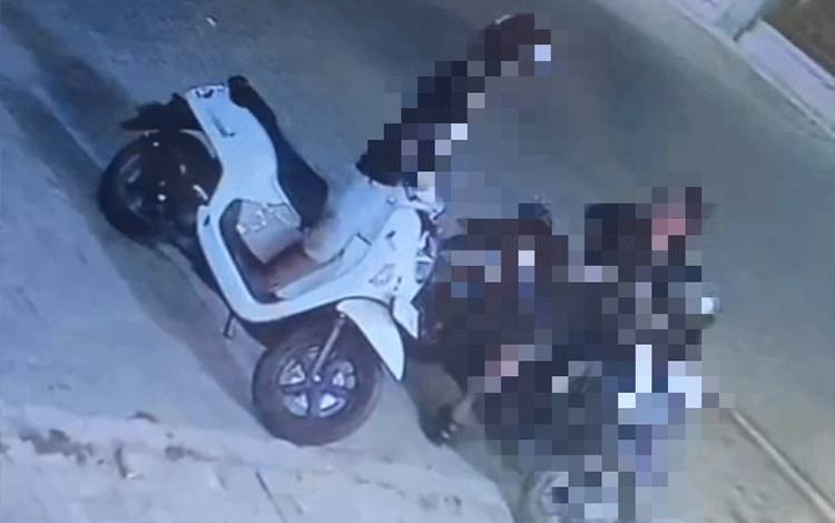 Tinggalkan HP di Saku Motor, Warga Kapuas Kehilangan Ponsel di Kawasan Masjid Agung Al Mukarram