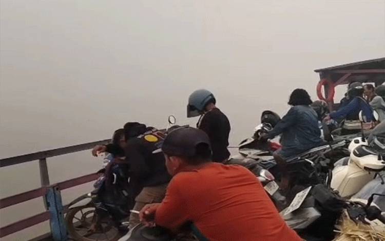 Kabut Asap Tebal Ganggu Penyeberangan Feri Mawar Kuala Kapuas