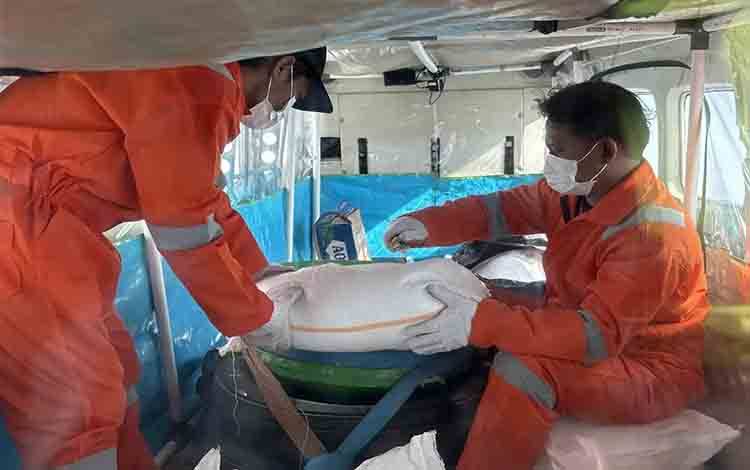 Operasi Udara Kalteng Berlanjut: Lima Sortie OMC Tabur 3,7 Ton Dry Ice, Water Bombing di Seruyan Hilir