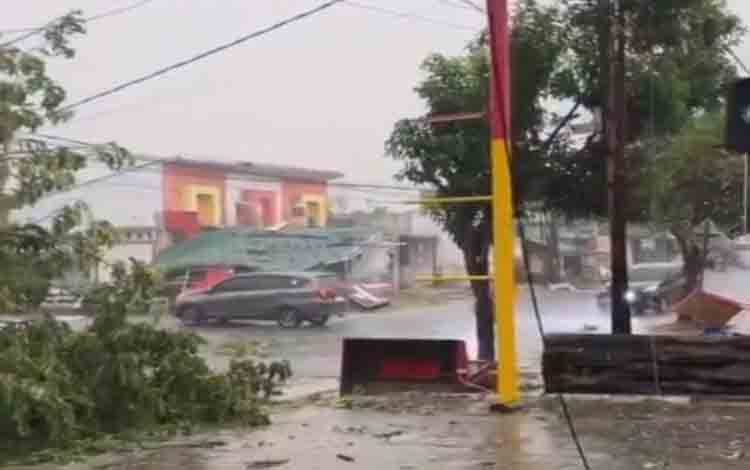 Pohon Tumbang dan Bangunan Rusak Diterjang Angin Kencang di Banjarbaru