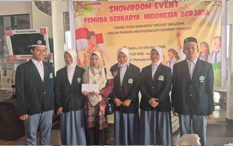 Tim Puisi Berantai MAN Kapuas Juara I Lomba Sumpah Pemuda