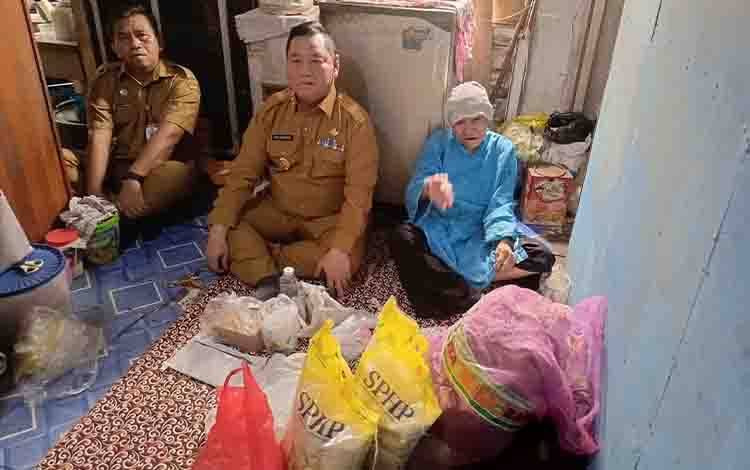 Hidup Sebatang Kara di Usia 78 Tahun, Hajah Rokayah Jadi Perhatian Pemerintah Daerah Kotim 