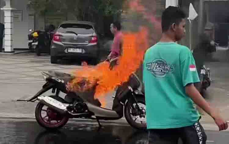 Motor Terbakar di Tengah Jalan Kampung Melayu Banjarmasin