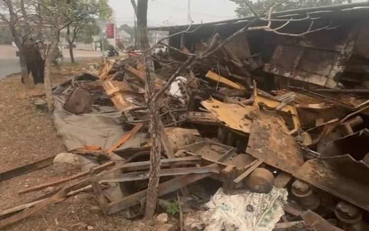 Truk Bermuatan Besi Bekas Terbalik di Tikungan Jalan Trikora Banjarbaru
