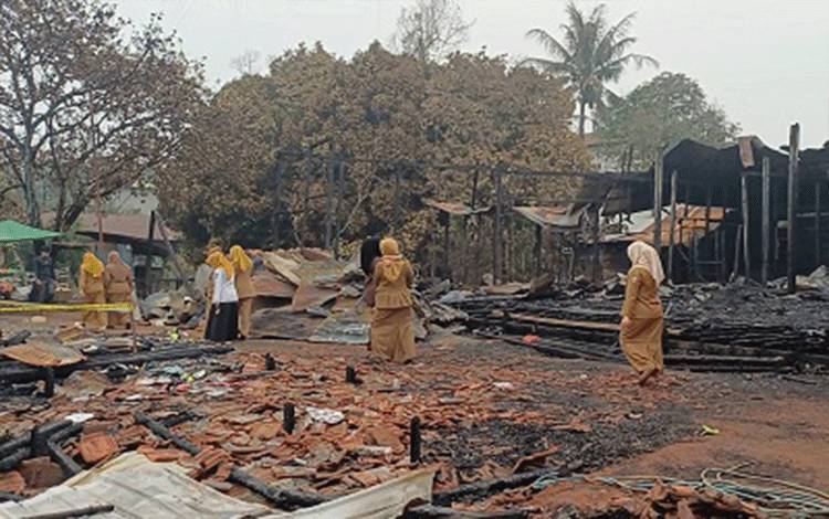 Tinjau Kebakaran 5 Rumah dan Masjid di Cempaga, Bupati Kotim Minta Perusahaan Bantu Korban